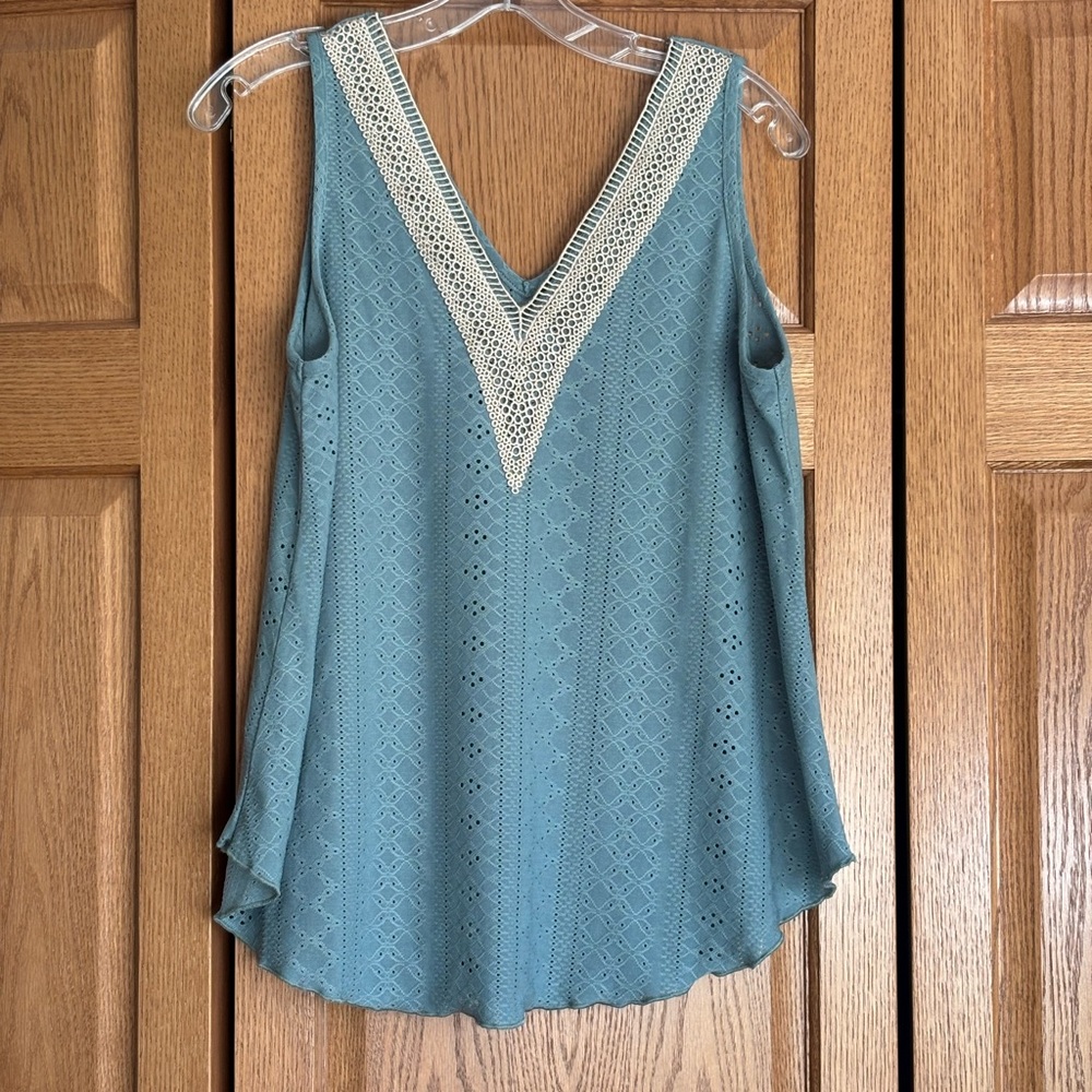 Chic Sleeveless Teal Top with Lace Accent in beige Size S